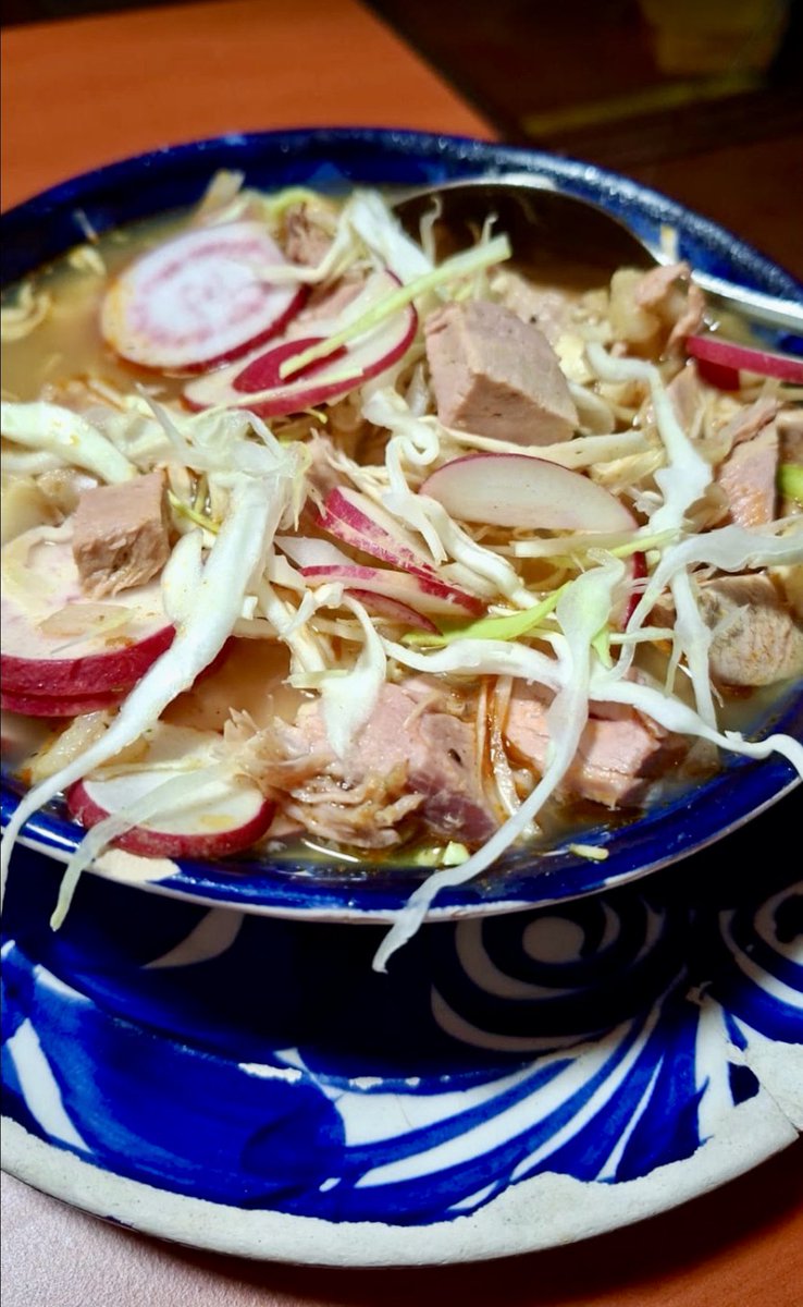 ElCarnalMx's tweet photo. Los domingos no se cocina, se viene a comer con nosotros. 😴
❤️ Ven por tu dosis de sabor antes de que se termine la semana.
Pozole estilo Jalisco: si 👍 no 👎
#FelizDomingo #ComidaFamiliar #CDMXSecreta #GastroMX #ElCarnalMx https://t.co/jk6MySiCxd