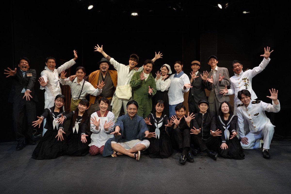_miyu_araki_'s tweet photo. 後にも先にもこんなしんどい舞台は無いと思います。体力も精神面も。

この先のシーンやれない、もう無理って何度も思いました。

でも、キャストの皆さんに支えて貰えたお陰で最後まで生きれました。本当に。

素敵な最高のキャストの皆さんに囲まれて
真ん中に立てれて幸せでした。

 #何でだよ https://t.co/LJyzIBFs9o
