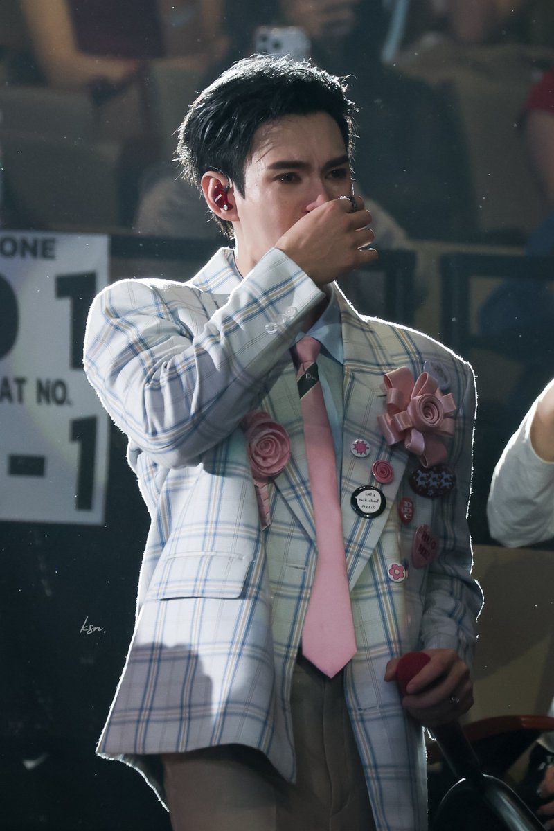ksnsakasong's tweet photo. "รักนานๆ" เพลงสุดท้ายที่พาเวลร้งแทบไม่ไหว ร้องไห้ตลอดทางที่เดินลงไปหาแฟนคลับ

เค้ารักแฟนๆ ของเค้าจริงๆ นะ 😭

PPV FANCON DDAY

#PoohPavelSecondDateFancon
#pavelphoom @pavelphoom https://t.co/Q3leKklUf7
