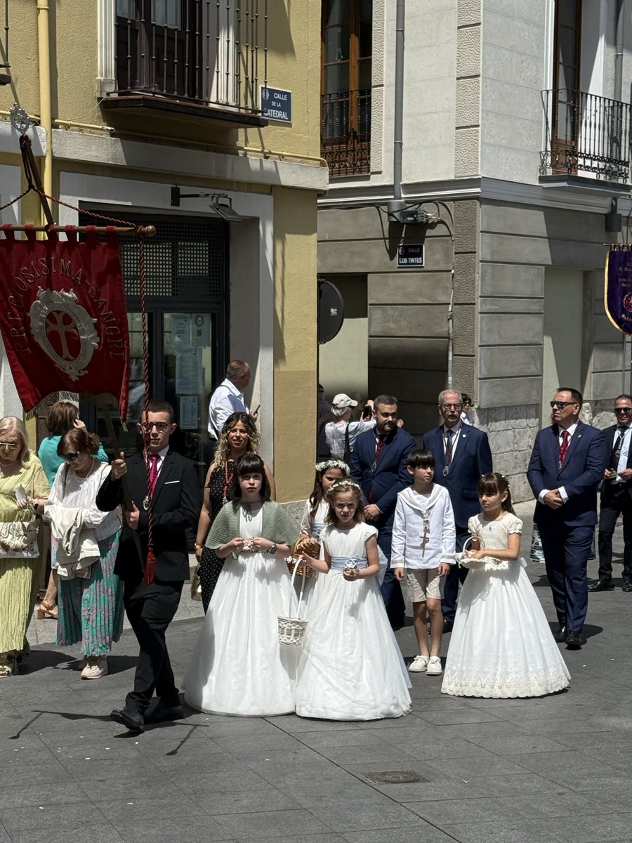 PreciosaSangrev's tweet photo. En el día de hoy hemos participado en la Eucaristía y posterior procesión de la Solemnidad del Corpus Christi. https://t.co/qGsDfi3P7h
