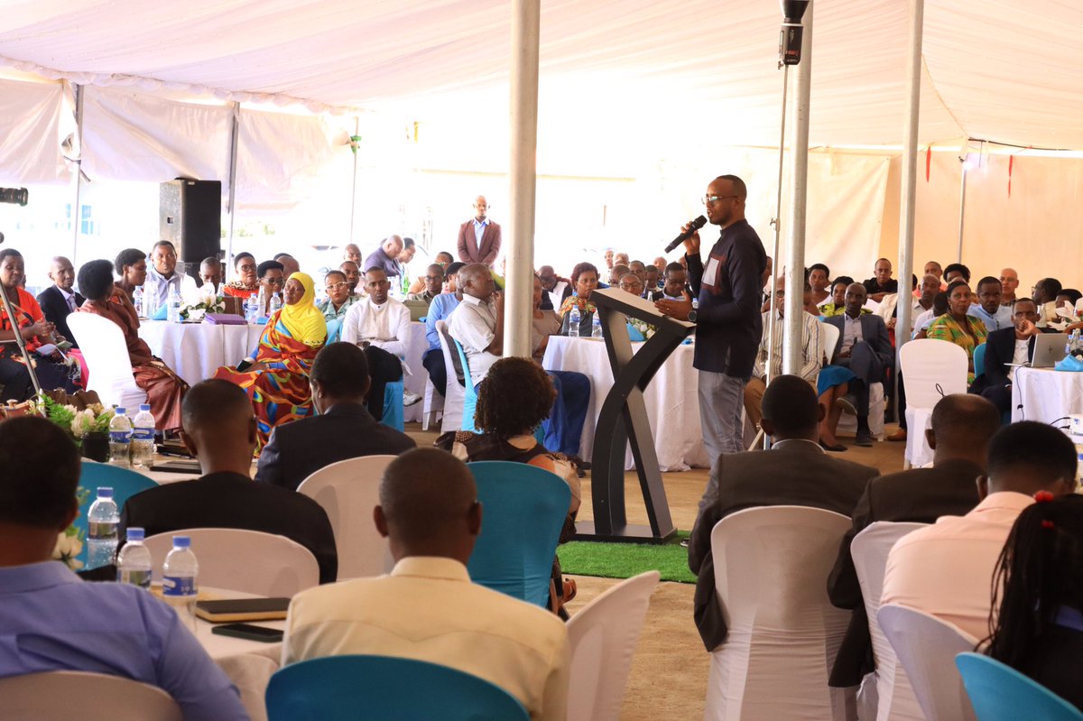 BugeseraDistr's tweet photo. @NtaramaBugesera Asoza aya masengesho, Umuyobozi w’Akarere @MutabaziRich yasabye abayitabiriye kuyakuramo imbaraga  zo gushaka uko bageza k’uwo bashinzwe (umuturage) ku mpinduka nziza.
Ati:“Ibyo ubuyobozi bwigisha byunganiwe n’ibyo amadini yigisha, n’ibyo abikorera bigishije, byafasha kurushaho.” https://t.co/fDz1MVLUcM