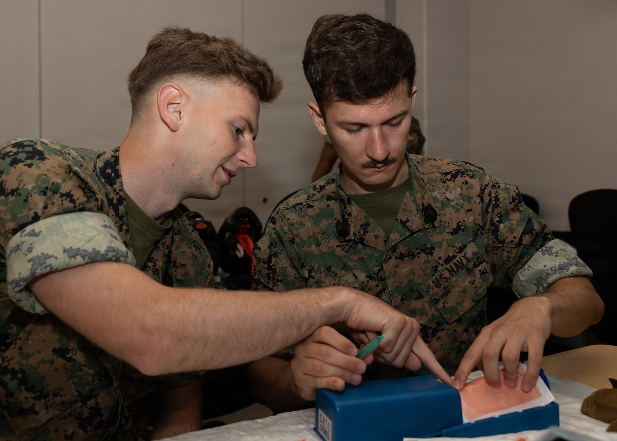 IIIMEF_JP's tweet photo. 2026年5月18日、 第3海兵遠征軍所属の海軍医療スタッフが、沖縄県・キャンプフォスターで行われた気道確保実習で、ビデオ喉頭鏡を用いた気管挿管の実習を行いました。 
モデルを使った実習を通じて、気管切開やビデオ喉頭鏡による気管挿管などの緊急呼吸管理手技をより深く理解できるようになります。 https://t.co/VK8Dn79Tn9