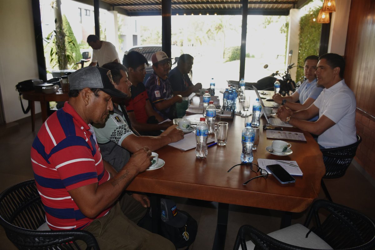 MDPRyABolivia's tweet photo. #NotaDePrensa | Ministro Oscar Mario Justiniano instala mesa de trabajo con productores de la provincia Ichilo para coordinar acciones conjuntas y atender sus demandas

Más detalles 👇 
https://t.co/PloDrnLVdQ https://t.co/XJ99T87Rif