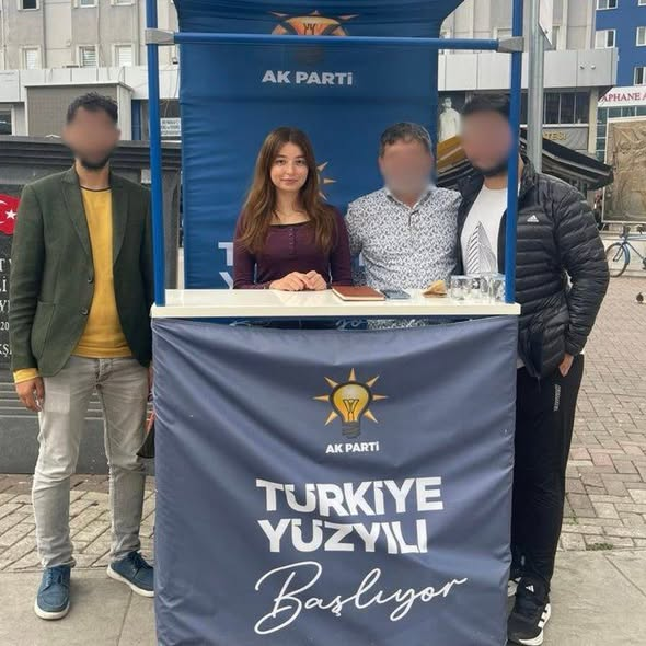ElfTrkr38's tweet photo. "Cesur ol iz bırak""

ADAMLIK cinsiyet meselesi değil.
SOSYAL MEDYADA LİNÇ GİRİŞİMİNE UĞRAYAN BU KIZIMIZA  ŞEREFİ OLAN HER  PARTİLİ SAHİP ÇIKMAK ZORUNDADIR..!
#5816SayılıKanunKaldırılsın
#RümeysaEkerYalnızDeğildir
@Akparti 
@AKKADINGM 
@RTErdogan  
@iletisim 
@tcbestepe https://t.co/c8x6b6E6IZ
