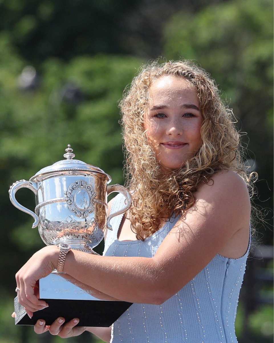 GameSetAndTalk's tweet photo. La photo officielle de Mirra Andreeva 🇷🇺 avec son titre à Roland-Garros 🇫🇷. 🏆💫 https://t.co/LCHDwVQWGg