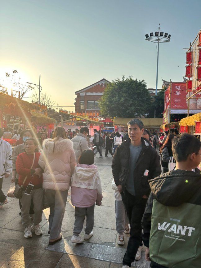 Haifa67090895's tweet photo. Craving late-night street food  Freshly fried skewered squid with spicy sauce = my happy hour win. https://t.co/SJqCsNGWUq