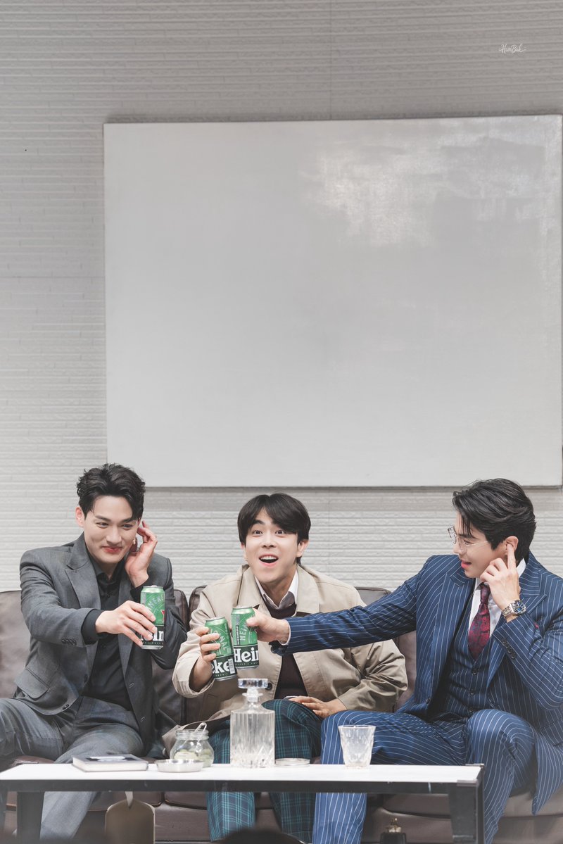 hambak_pic's tweet photo. 260605 N
연극 아트 커튼콜 데이
마크役 | 조풍래
세르주役 | 박은석
이반役 | 박정복

🍻🍻🍻 https://t.co/M1LK1UmESS