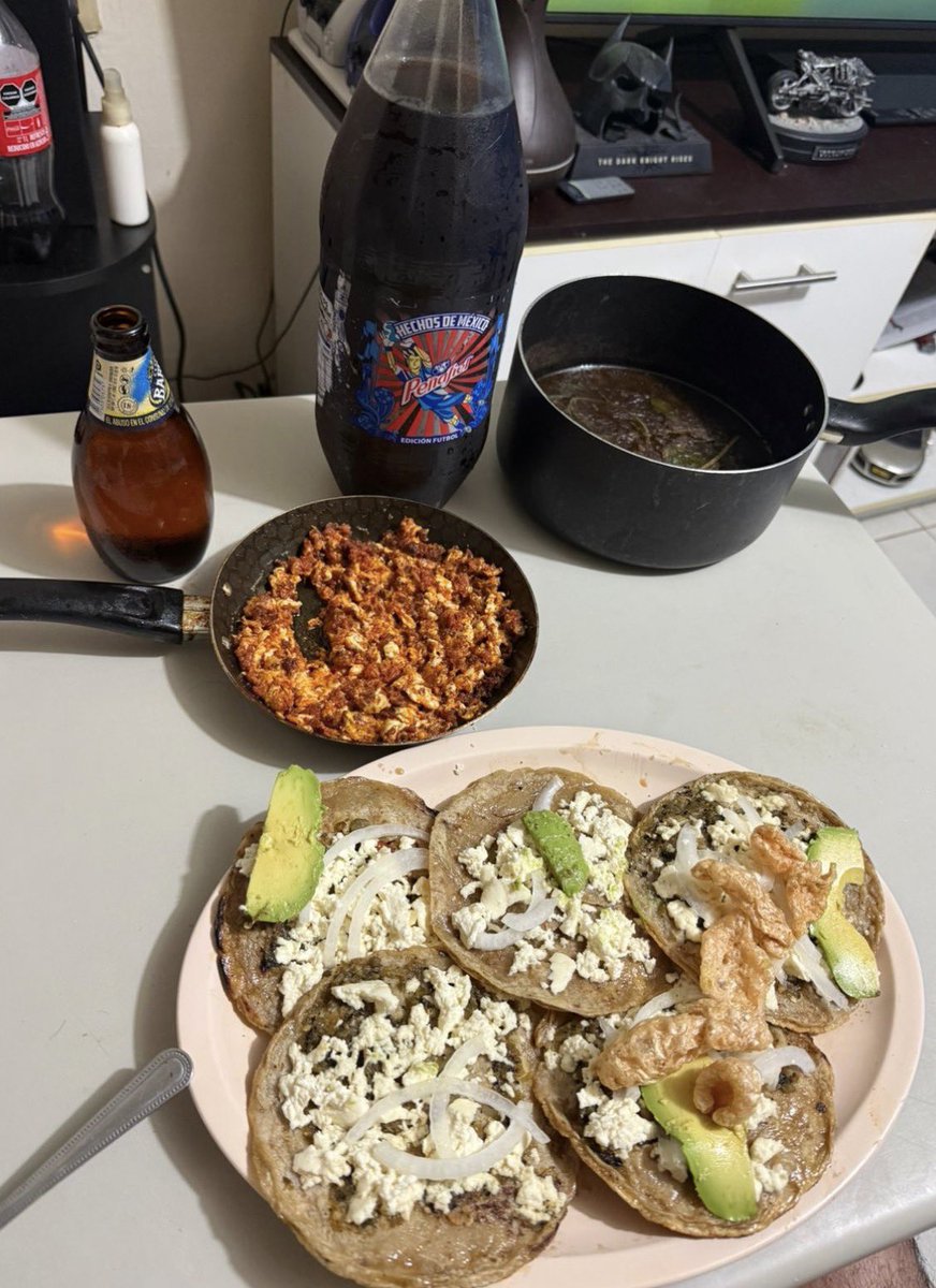 ivijos19's tweet photo. @OreoDeFresas Buenos días Den, clásico desayuno jarocho, picadas con salsa macha, acompañadas con chicharrón, huevos revueltos con longaniza, frijoles con epazote y de bebida chela y cerveza de raíz  ¿Gustas? https://t.co/KZVkabVhgu