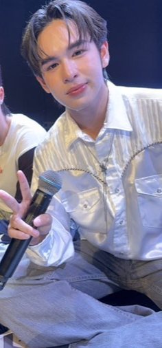 fumiya_kun82's tweet photo. Every time I see this picture, I know Krit is crying (but he's crying in his heart). in On April 25, 2026😭

He has such a bright and lovely smile.

@keepitkrit
@kritlantis
#keepitkrit #KRITnewpost
#OurHeartsBelongtoKeepitkrit https://t.co/SV3JZUHpP2