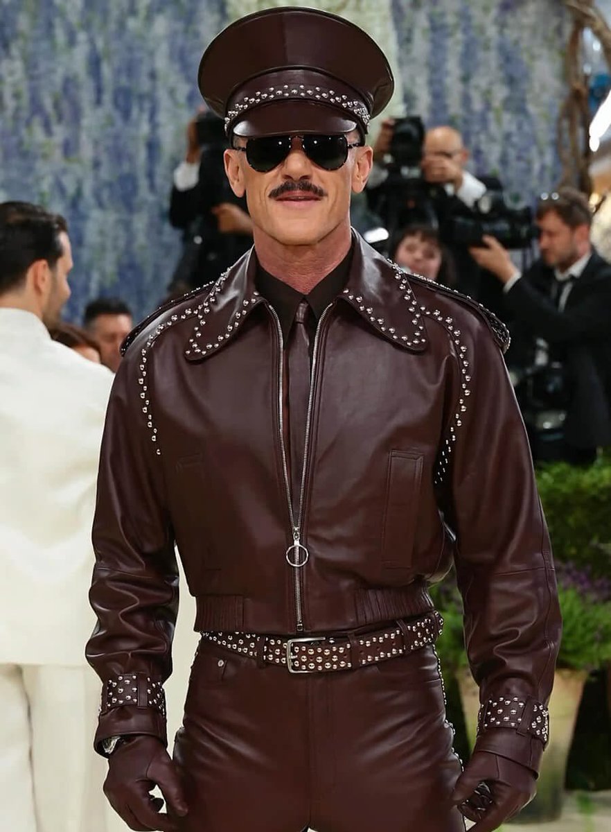 mariolcyrus's tweet photo. Luke Evans #brownleatherjacket #leatherjacket #jacket #brownjacket #fetish #leatherjacketfetish #leather #leathermen #leatherman #instagram #men #clothes #menclothes https://t.co/ChlyFjxSR1