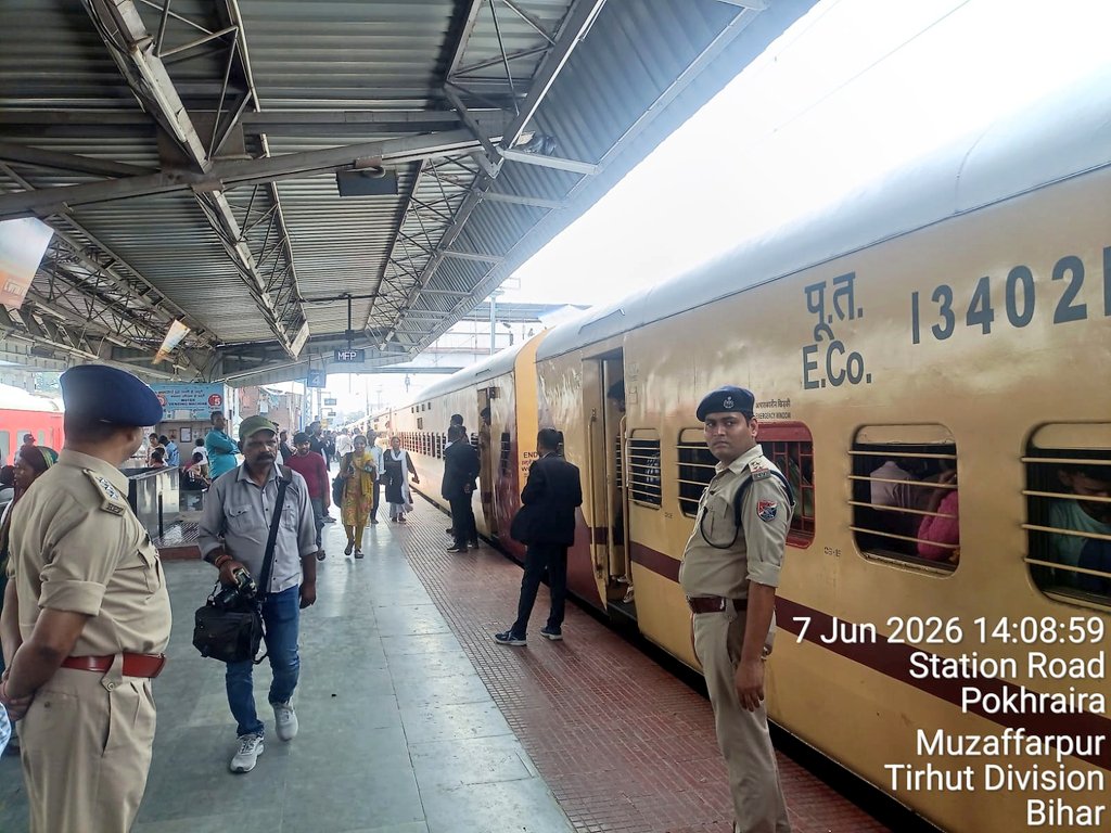 spjdivn's tweet photo. परीक्षा स्पेशल ट्रेनों का सफल संचालन-
MFP–NKE एवं DBG–PPTA परीक्षा स्पेशल ट्रेनों का सुचारु संचालन किया गया।अभ्यर्थियों के लिए गर्मी को देखते हुए रेलवे द्वारा शीतल पेयजल की व्यवस्था की गई तथा कर्मचारियों द्वारा परीक्षार्थियों को सहायता प्रदान कर सुविधाजनक यात्रा सुनिश्चित की गई। https://t.co/Cu6Zyn9pOC