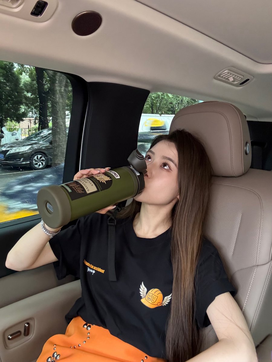 5vreevSnoE6jZRQ's tweet photo. Spent 10 mins in the morning coffee line, only to realize I grabbed my roommate’s identical travel mug that’s also filled with tea. #CampusLife https://t.co/T31ICJQAwb