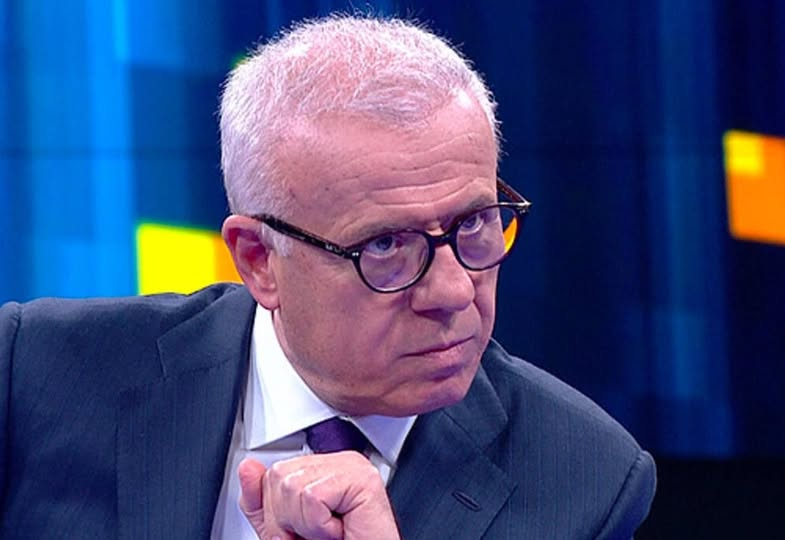 Dede38__'s tweet photo. • Gazetede otururken Anadolu Ajansı’nda bir haber geldi önüme. Ergenekon davaları sırasında…
• Gizli tanık diyor ki; “Ben Ertuğrul Özkök’ü Ankara’da bir matbaada gördüm. Ergenekon davalarını yıpratacak bir kitap hazırlamış. Benim yanımda Enis Berberoğlu’nu aradı. ‘Bunu manşet yapın. Biz Ergenekon davalarını bitireceğiz’ dedi.” Gizli tanık…
• Ne böyle bir matbaa biliyorum, me böyle bir kitap biliyorum, ne öyle bir konuşma geçti.
• Bunun üzerine peşine takıldım. Gizli tanığa dava açmak istedim. Avukatlar ‘gizli tanığa dava açılmaz’ dedi.
• ‘Açın. Sembolik de olsa açın’ dedim. 
• Açtık, ‘mahkeme gizli tanığa karar verilmez’ dedi. ‘Yargıtay’a götürün’ dedim.
• ‘Yargıtay burada mağduriyet vardır’ diyerek karar verdi. ‘Gizli tanığı açıklayın’ dedi.
• Kim çıktı biliyor musunuz gizli tanık?
• Nazilli cezaevinde karısını öldürmekten dolayı yatan bir katil.
Ertuğrul Özkök.