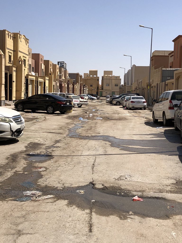 z21of's tweet photo. نبي واحد مختص يقدر يفيدنا ويعلمنا وش المشكلة مع فكرة ان الشارع يكون نظيف والمواقف تكون مرتبة قدام كل بيت مع شجر يعني وين الصعوبة؟
الوضع كارثي لدرجه ان الواحد صار يكره السواقه ويخاف على سيارته بسبب دمار الشوارع والحارات https://t.co/Wx71zHWmaH