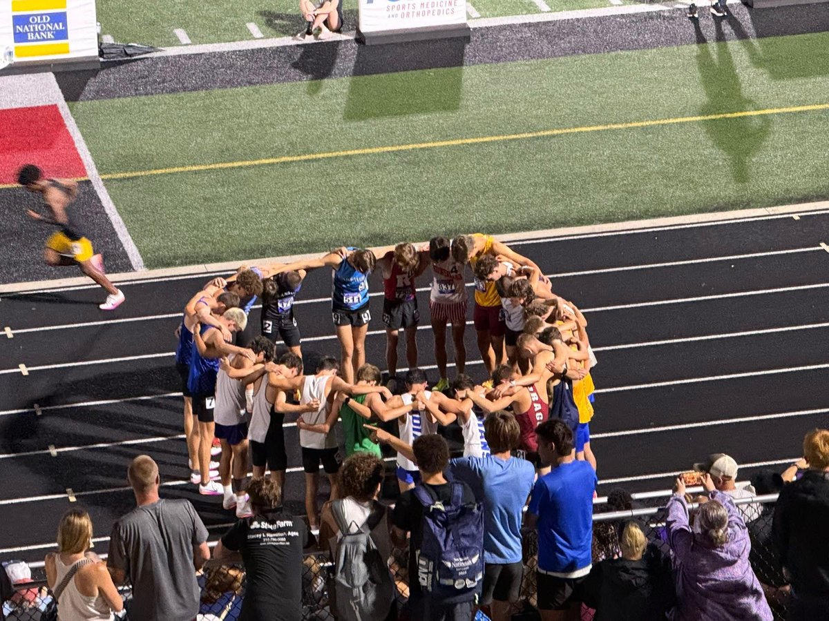 LPCSxctf's tweet photo. This picture was taken last night before the 3200 at State.  As he often does, Zander offered an opportunity for all of the competitors to pray before the race, making sure that the focus stays on God.  

This is what being a Christian athlete is all about… https://t.co/vb7yigargO