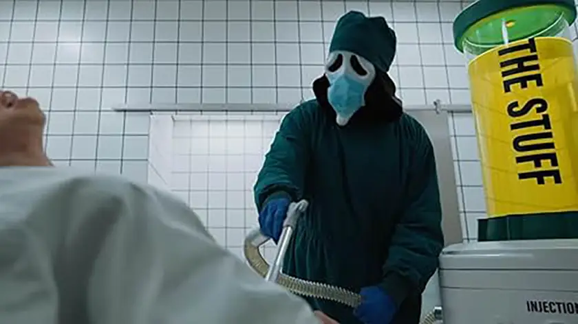 TerrorActo_'s tweet photo. AÑADIDOS DE ÚLTIMA HORA

• La secuencia inicial.
• El gag de LA SUSTANCIA no incluía el cameo de Tiffany Wilson. Originalmente, Gail salía de su propio cuerpo, lamentaba el fallo del experimento y era asesinada.
• Richie rompe un cristal con su voz y la referencia a WICKED. https://t.co/jhaRD4vLsg