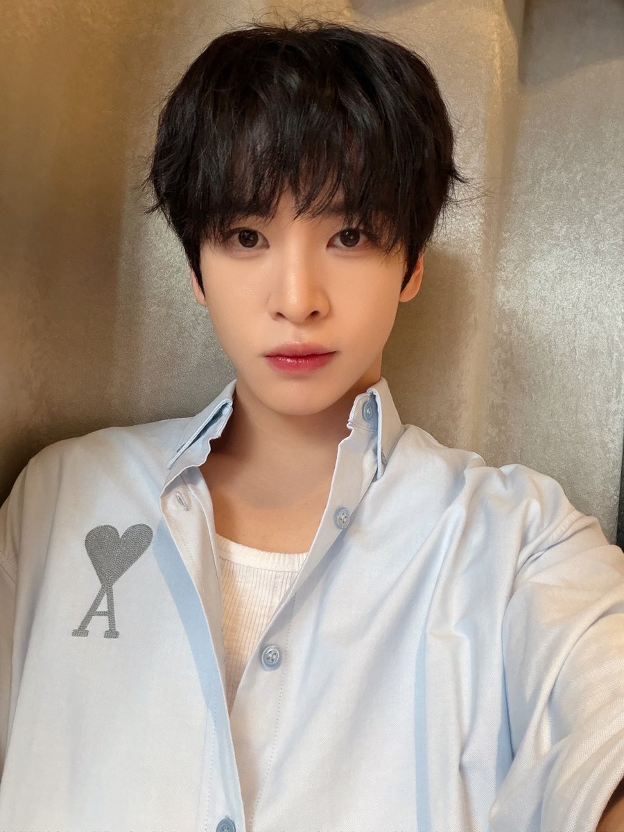 namtarntarntarn's tweet photo. พี่แอลบอกว่าเพิ่งเสร็จงาน กำลังไฟแรงมาก ตอนนี้ร่าง(โครงการ)กับวอนจินเสร็จคร่าวๆแล้วและมันออกมาดีถูกใจเลย 

แล้วก็ส่งรูปวันนี้ พี่แอลรู้สึกว่าตัวเองเหมาะกับสีฟ้าที่สุดละ เหมือนอย่างชุดตอนเป็นเอมซี ACON ปีก่อนไง 💙

#บับเบิ้ลแอลรอน แก๊งนักแต่งเพลงทำไยอ่ะ https://t.co/Ef01Iq35DE
