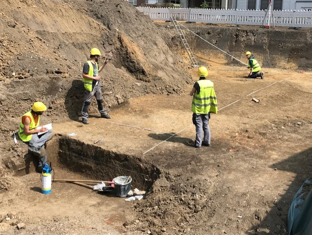 AndreasCarduck's tweet photo. [ 1/2 ] #Archäologie Zwischen Baggern, Baugruben und moderner Infrastruktur kommt in Aachen immer wieder Geschichte zum Vorschein. Im Rahmen der Bauleitung einer größeren Baumaßnahme wurden die archäologischen Arbeiten eng begleitet und mit dem Bauablauf koordiniert. Die Untersuchungen ermöglichten interessante Einblicke in vergangene Epochen und dokumentierten Spuren früherer Besiedlung. #acprojekte https://t.co/4M0iWs5L1x