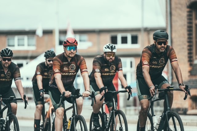 MBDADeutschland's tweet photo. START DER TOUR OF HONOR: 25 Cyclists setzen ein Zeichen für #Veteranen, Einsatzgeschädigte und gefallene Kameraden. Für MBDA Deutschland steht diese Tour besonders für das Miteinander - Seite an Seite zeigen sie, dass Wertschätzung, Erinnerung &amp; Unterstützung aktiv gelebt werden. https://t.co/MJrDu8lyRk