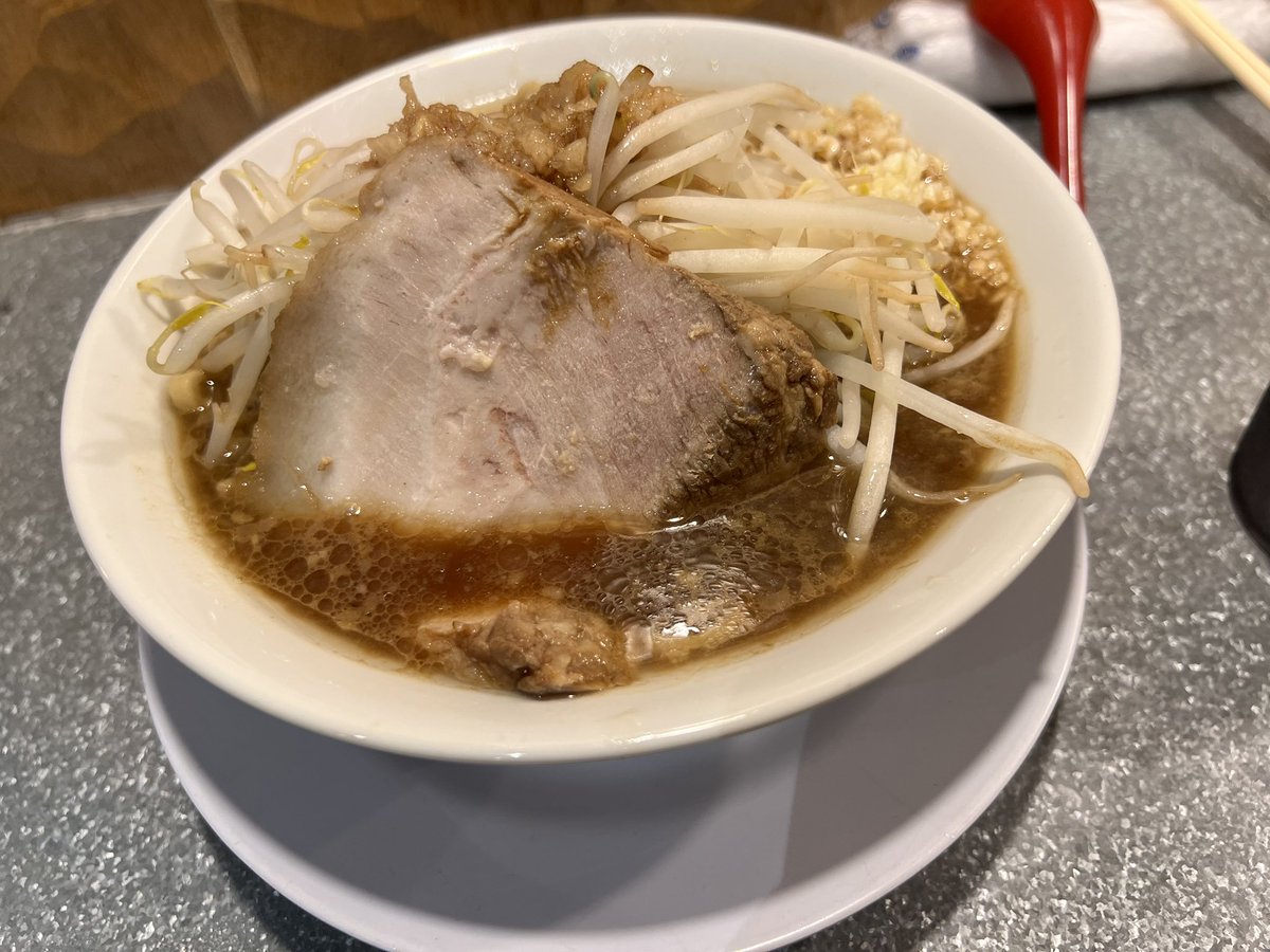 hidehal's tweet photo. 明日やろうはバカヤロー 大久保店「ラーメン並」
近所にできた新店に調査
非乳化で甘めのコクのある甘めの醤油感が際立つスープ
麺はポキ寄りの硬麺
やや薄切りの大判肉柔らか食感で味もしっかりしてるがインパクトに欠けるか…
ヤサイはキャベツの比率が低過ぎるのが残念なところわね
#本日のラーメン https://t.co/EHjRnsQZDT
