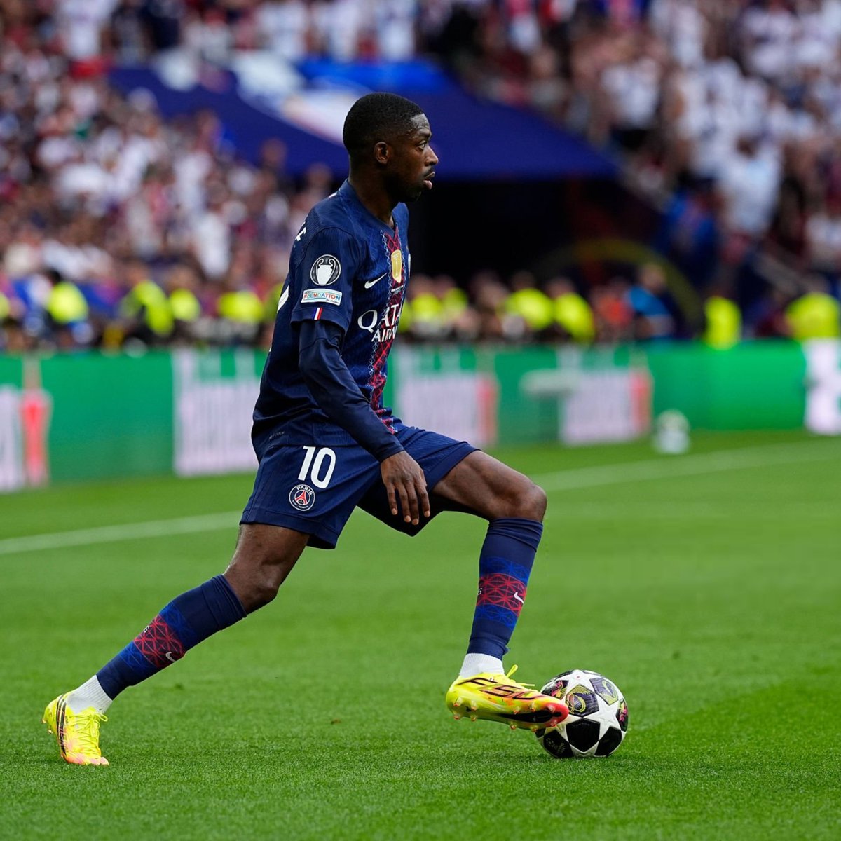 ActuL1_'s tweet photo. 🚨 OUSMANE DEMBÉLÉ 🇫🇷 S'IMPOSE EN LEADER DE VESTIAIRE ! 💪🇫🇷

Il aborde le Mondial avec un statut inédit de leader vocal.

Sa capacité à mettre son ego de côté et sa joie de vivre contagieuse en font un élément indispensable à la vie du groupe des Bleus.

(@lequipe) https://t.co/fpL4uCTuiu