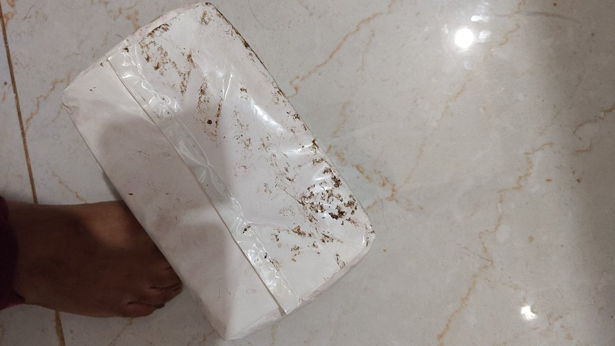 Innukumar1's tweet photo. @blinkitcares @blinkitcares That is also in the same order today i received in very unhygienic condition, you people never want to improve your service. This is a diaper packet , loaded with sludge on it . I think you people are very well aware for what purpose we use this . https://t.co/Z2DnIOhr9l