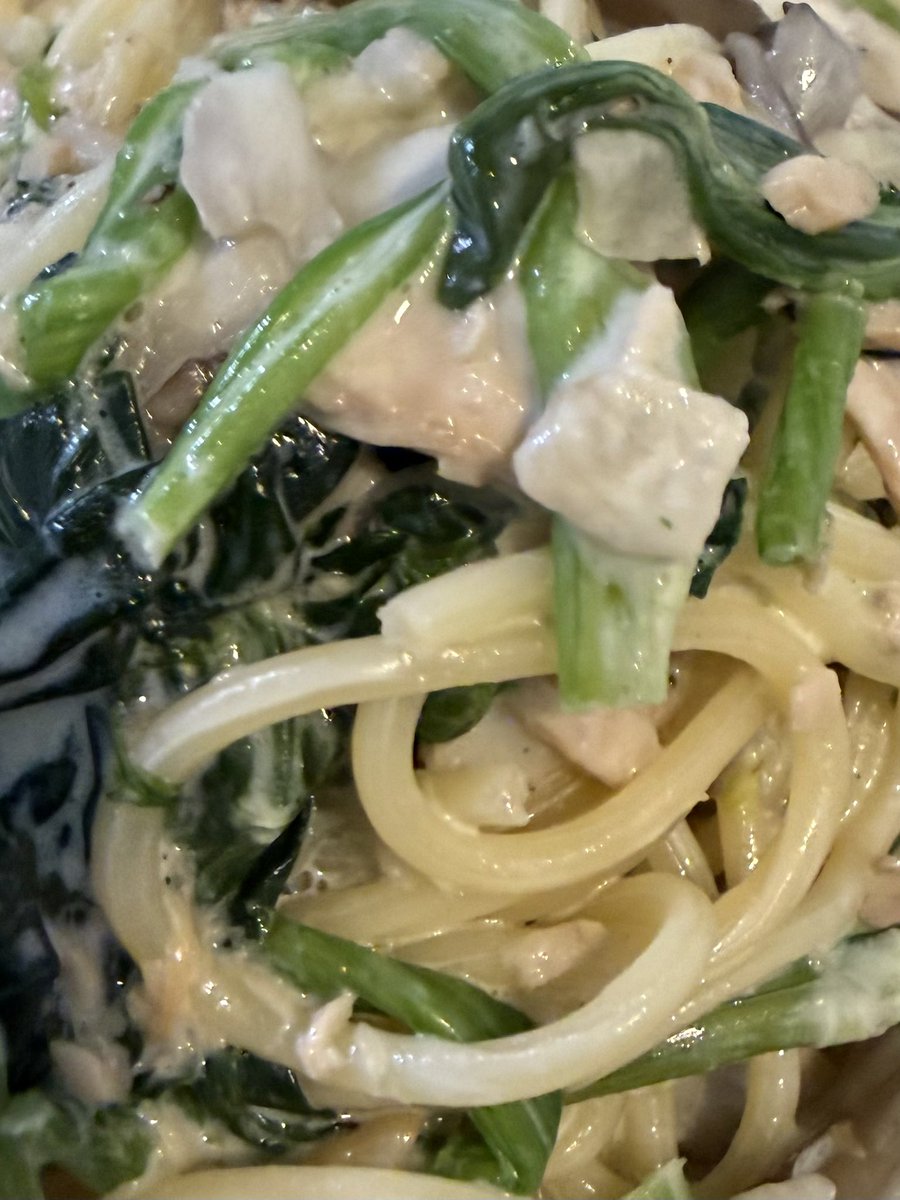 miya_takehiro's tweet photo. 休日の息子（中3）の昼ご飯は父が担当

ということで本日は
ツナと舞茸とほうれん草のクリームパスタ

スーパーに行くと生クリームがあまりにも高額で一瞬ひるんだんですが、クラフトビール1杯に比べたらだいぶ安いじゃないかと購入。

ビビった時はビールへの勇気を思い出すべきw https://t.co/7kOvCHFanT