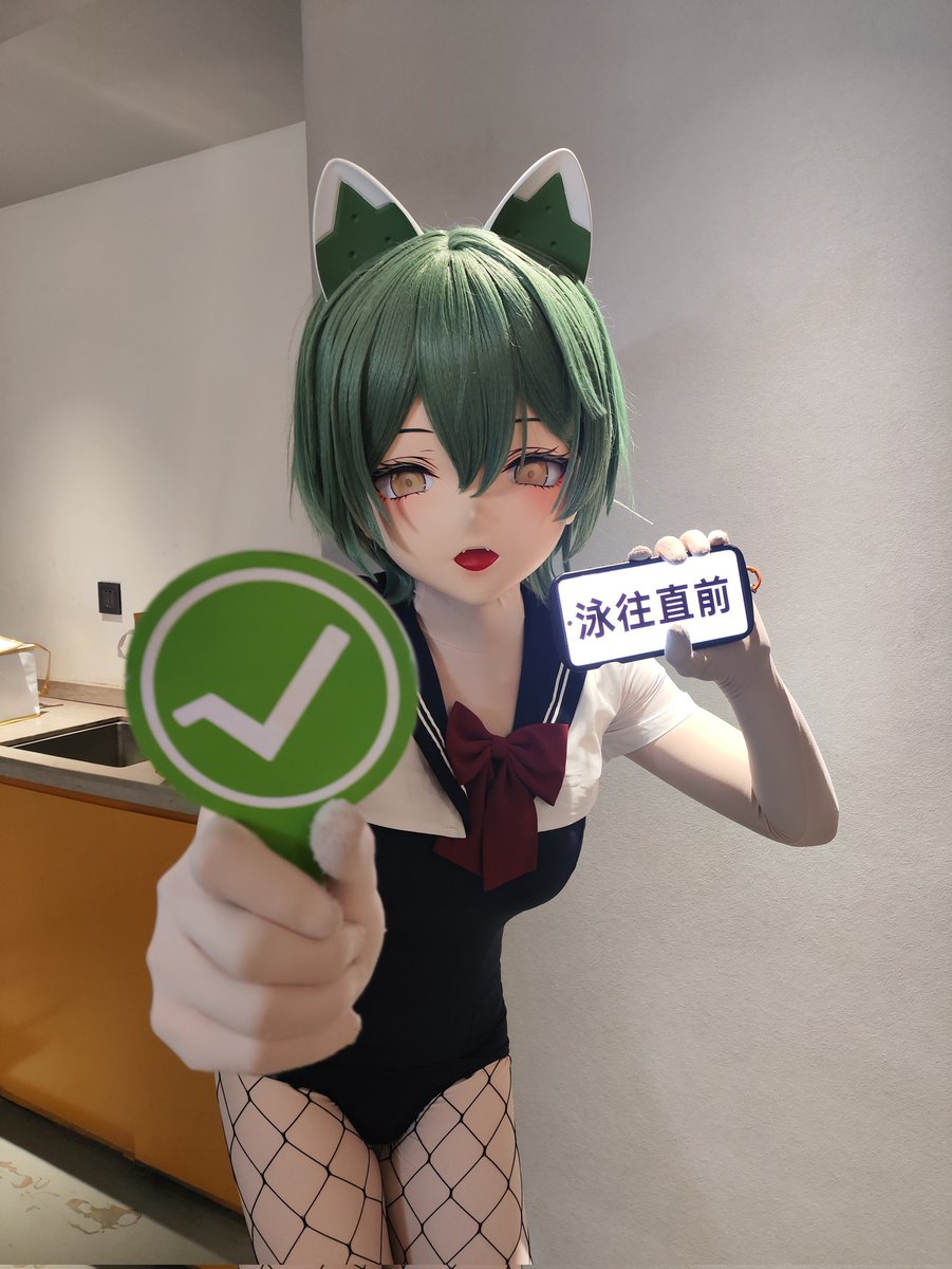 Anchovovy's tweet photo. 祝各位屏幕前指挥官不管在考试和生活面前都勇往直前哦😺～
#kigurumi #AzurLane
#アドミラル・ナヒーモフ https://t.co/4kViBmxw8E