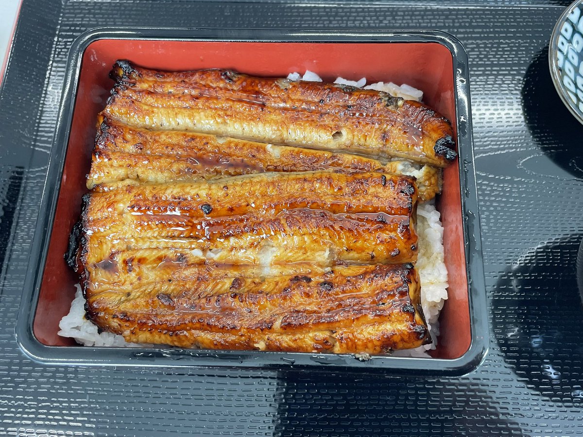 chibi_103's tweet photo. 串打ち体験した鰻の白焼はわさびや山椒と合いますが醤油はつけ過ぎないのがポイント。鰻そのものが臭みがまったくなく味わえるので追加注文するのがおすすめです😋蒲焼にはわさびがあまり合わないのが改めて分りました。近くに上里カンターレがありパンやバームクーヘンをお買い帰途につきました。 https://t.co/CvCIsm1mmI