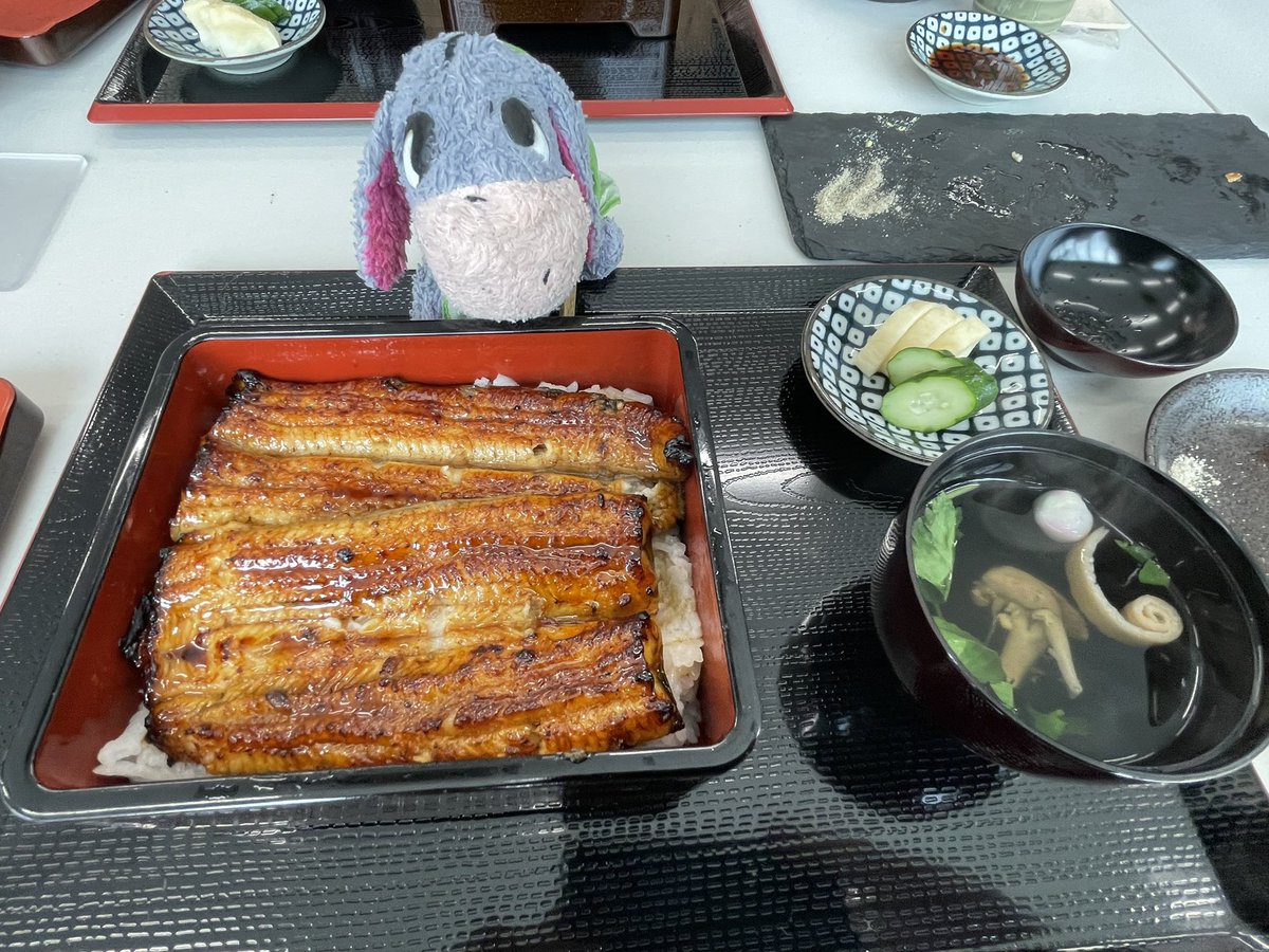 chibi_103's tweet photo. 串打ち体験した鰻の白焼はわさびや山椒と合いますが醤油はつけ過ぎないのがポイント。鰻そのものが臭みがまったくなく味わえるので追加注文するのがおすすめです😋蒲焼にはわさびがあまり合わないのが改めて分りました。近くに上里カンターレがありパンやバームクーヘンをお買い帰途につきました。 https://t.co/CvCIsm1mmI
