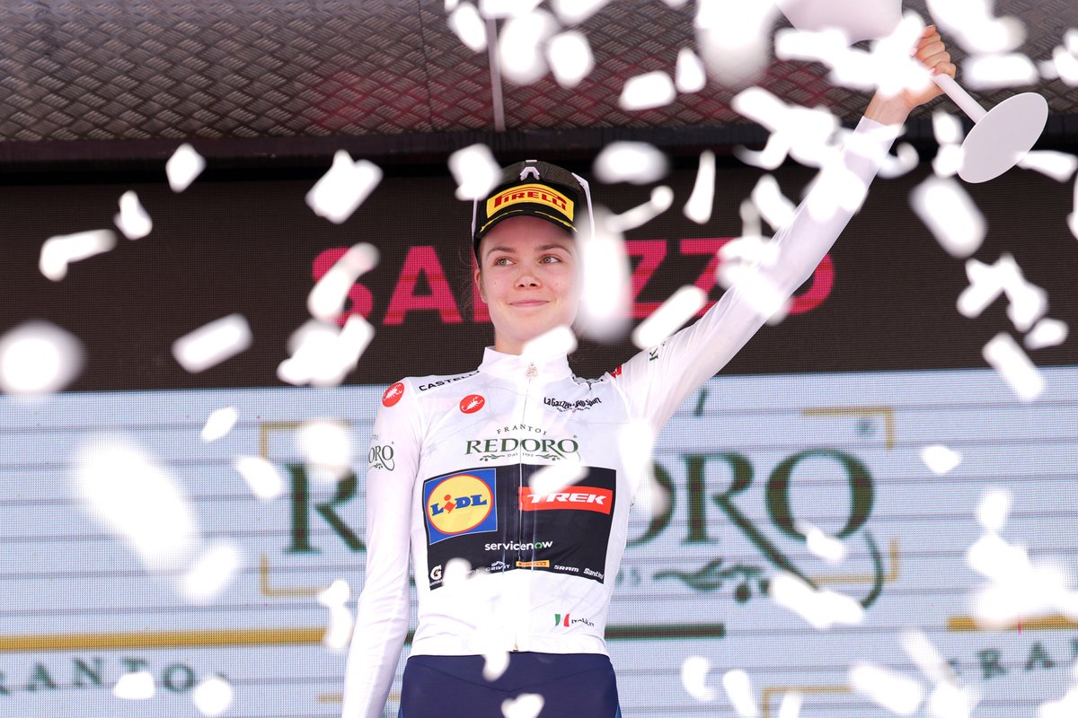 girowomen's tweet photo. The Maglia Bianca of the Giro d'Italia Women 2026, Isabella Holmgren!
.
La Maglia Bianca del Giro d'Italia Women 2026, Isabella Holmgren!

#GirodItaliaWomen #WonderfulWomen #WOW @ITAAirways @Redoro_VR @LidlTrek https://t.co/BD96YgvjEn