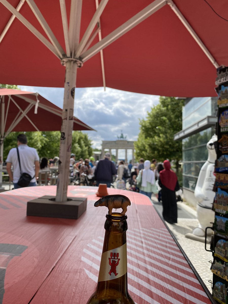 Azetbur's tweet photo. Zum Abschluss noch ein geistiges Getränk. Und so verabschiedet sich die #criticalmass #dresden aus Berlin von der #sternfahrt. #nilspferd https://t.co/4DbfTv7fgg