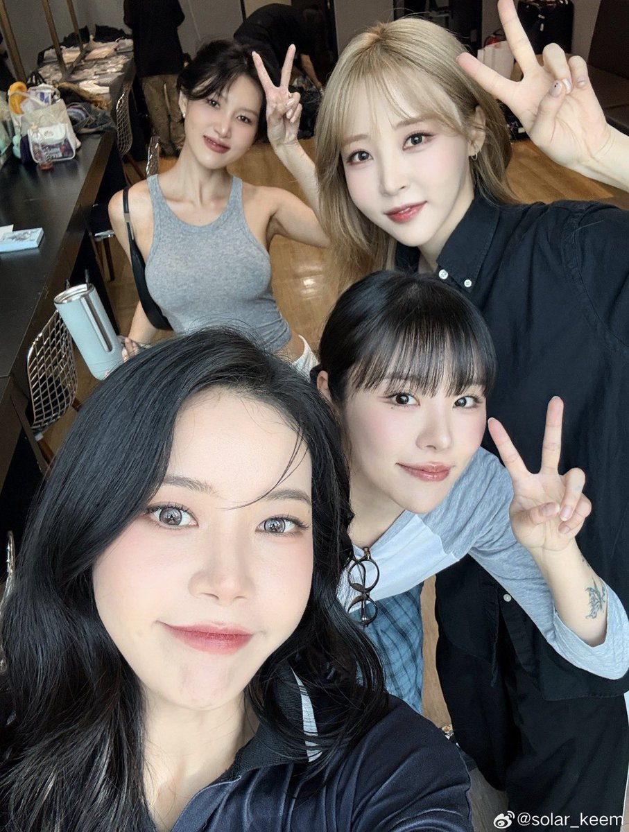 coldsdol's tweet photo. their couple outfits 🖤🩶 https://t.co/Rk2r1DqqUs