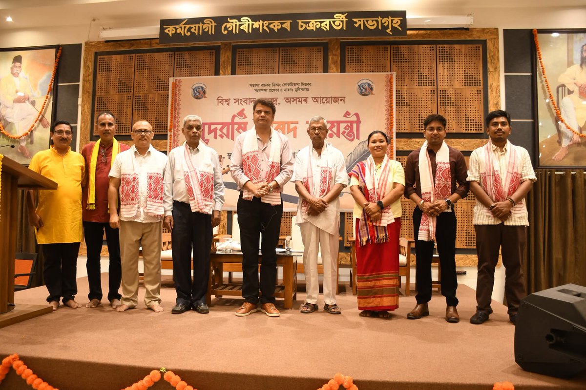 VSKASSAM's tweet photo. অৰ্ধসত্য ভুলতকৈও ভয়ংকৰ : প্ৰখৰ শ্ৰীবাস্তৱ @Prakharshri78 

দেশৰ প্ৰথমটো গণ নিগ্ৰহ সাভাৰকাৰ পৰিয়ালক

গুৱাহাটীত দেৱৰ্ষি নাৰদ জয়ন্তীৰ বঁটা নৱ ঠাকুৰীয়ালৈ,
লক্ষ্যজিৎ গোহাঁই, ৰঞ্জিতা ৰাভা আৰু মৃদুল হালৈক সম্বৰ্ধনা  ৷

গুৱাহাটী, ৭ জুন: সাংবাদিকতাত ভুলতকৈও ডাঙৰ বিপদ অৰ্ধসত্যৰ প্ৰকাশ আৰু বিচাৰ। নাৰদ জয়ন্তীত মূল ভাষণ প্ৰদান কৰি এই বিশেষ মন্তব্য দিল্লীৰ দূৰদৰ্শন কেন্দ্ৰৰ জ্যেষ্ঠ পৰামৰ্শদাতা তথা সাংবাদিক প্ৰখৰ শ্ৰীবাস্তৱৰ। ৭ জুন দেওবাৰে বিশ্ব সংবাদ কেন্দ্ৰ অসমৰ উদ্যোগত আয়োজিত নাৰদ জয়ন্তীত প্ৰদান কৰা হয় দেৱৰ্ষি নাৰদ বঁটা তথা সম্বৰ্ধনা অনুষ্ঠান। এইবাৰ দেৱৰ্ষি নাৰদ বঁটা প্ৰদান কৰা হয় জ্যেষ্ঠ সাংবাদিক তথা ঈষাণ দৰ্পণৰ সম্পাদক নৱ ঠাকুৰীয়াক। ৩ যুৱ সাংবাদিক এন কে টিভিৰ জ্যেষ্ঠ সাংবাদিক লক্ষ্যজ্যোতি গোহাঁই , প্ৰথম খবৰৰ ছীফ ৰিপ'ৰ্টাৰ ৰঞ্জিতা ৰাভা আৰু দৈনিক অসমৰ উপ সম্পাদক মৃদুল হালৈক জনোৱা হয় নাৰদ জয়ন্তীৰ বিশেষ সম্বৰ্ধনা। গুৱাহাটীৰ বৰবাৰীৰ সুদৰ্শনালয়ত আয়োজিত অনুষ্ঠানত সাম্প্ৰতিক সামাজিক–ৰাজনৈতিক পৰিস্থিতি আৰু অতীতত এইক্ষেত্ৰত হোৱা ভুলৰ বিষয়ে তথ্যপূৰ্ণ গুৰুত্বপূৰ্ণ ভাষণ প্ৰদান কৰে প্ৰখৰ শ্ৰীবাস্তৱে। সম্প্ৰতি শতবৰ্ষ পালন কৰি থকা ৰাষ্ট্রপতি সংগঠন আৰ এছ এছ প্ৰসংগত তাৎপৰ্যপূৰ্ণ মন্তব্য কৰে শ্ৰীবাস্তৱে। ‘সাম্প্ৰতিক পৰিৱৰ্তিত ৰাজনৈতিক প্ৰেক্ষাপটত সংঘৰ প্ৰতি সংবাদ মাধ্যমে ইতিবাচক দৃষ্টিভংগী ল’লেও অতীতত এয়া আছিল দুৰ্লভ। ১৯২৫ চনত স্থাপন হোৱা সংঘৰ প্ৰতি সংবাদ মাধ্যমে সামান্য দৃষ্টি দিয়াৰ সময়তে দেশ সন্মুখীন হৈছিল বিভাজনৰ। সি সময়ত পাকিস্তানৰ সিন্ধ প্ৰদেশৰ জ্যেষ্ঠ কংগ্ৰেছী নেতাসকলে টালি–টোপোলা লৈ ভাৰতলৈ আহিছিল, সেই সময়ত সিন্ধ প্ৰদেশত সংঘৰ স্বয়ংসেৱকে মৌলবাদীৰ আক্ৰমণৰ বলি হিন্দু, শিখ আদিক উদ্ধাৰৰ বাবে জীৱনৰ জুৱা খেলিছিল’। স্বাধীনতাৰ পাছতে প্ৰতিৰক্ষা মন্ত্ৰী বলদেৱ সিঙে গৃহমন্ত্ৰী বল্লভভাই পেটেললৈ লিখা পত্ৰৰ বিশেষ উল্লেখ কৰে প্ৰখৰ শ্ৰীবাস্তৱে। বিভাজনৰ পাছত পাকিস্তানত বিপদৰ সন্মুখীন হোৱা লোকক উদ্ধাৰৰ বাবে সংঘই কৰা প্ৰচেষ্টাক চৰকাৰে সহযোগ কৰাৰ আহ্বান জনাই লিখা পত্ৰখন কেবিনেটত উত্থাপনৰ পৰামৰ্শ দিছিল চৰ্দাৰ পেটেলে। কিন্তু এনে ঘটনাই প্ৰধানমন্ত্ৰী নেহৰুৰ মনত দুৰ্ভাগ্যক্ৰমে সৃষ্টি কৰিছিল বিদ্বেষৰ ভাব। গান্ধী হত্যাৰ অভিযোগতকৈও পাকিস্তানত সংঘই কৰা উদ্ধাৰ অভিযানত বিতুষ্ট হৈহে নেহৰুৱে নিষেধাজ্ঞা জাৰি কৰিছিল বুলি তাৎপৰ্যপূৰ্ণ মন্তব্য কৰে প্ৰখৰ শ্ৰীবাস্তৱে। ‘স্বাধীন ভাৰতত গান্ধী হত্যাক কেন্দ্ৰীয় কৰি হৈছিল প্ৰথম গণ নিগ্ৰহৰ ঘটনা। এই গণ নিগ্ৰহ প্ৰথম কৰিছিল তথাকথিত একাংশ গান্ধীবাদীয়ে, প্ৰথম বলি হৈছিল ড০ নাৰায়ণ সাভাৰকাৰ আৰু বীৰ সাভাৰকাৰৰ পৰিয়াল হৈছিল দেশৰ প্ৰথম গণ নিগ্ৰহৰ মূল্য দিয়া পৰিয়াল’। অসমত চাদুল্লা দিনৰ পৰা হোৱা প্ৰব্ৰজন, জনগাঁথনি পৰিৱৰ্তন, মইনুল হক–ফকৰুদ্দিন আলী আহমেদ আদিৰ ভূমিকা সন্দৰ্ভতো মন্তব্য কৰে প্ৰখৰ শ্ৰীবাস্তৱে। গাম্ভীৰ্যপূৰ্ণ অনুষ্ঠানটোত নগদ ৫০ হাজাৰ টকা, চেলেং, মানপত্ৰ, দেশমাতৃৰ ফটো, কিতাপৰ টোপোলাৰে ‘দেৱৰ্ষি নাৰদ বঁটা’ প্ৰদান কৰা হয় নৱ ঠাকুৰীয়াক। প্ৰশ্ন উত্থাপন আৰু গুণগ্ৰাহী পৰামৰ্শৰে আকৰ্ষণ সৃষ্টি কৰা নাৰদ আজি সাংবাদিকতাৰ পাথেয় বুলি মন্তব্য কৰে ঠাকুৰীয়াই। পৌৰাণিক চৰিত্ৰ নাৰদৰ গ্ৰহণযোগ্যতা আজিৰ সাংবাদিকতাত অতি জৰুৰী বুলি উল্লেখ ঠাকুৰীয়াৰ। বিদেশৰ ইনষ্টিটিউচনেল জাৰ্নেলিজমৰ ব্যক্তিকেন্দ্ৰিক ব্যৱস্থাই ভাৰতৰ সংস্কৃতি, প্ৰকৃতিকেন্দ্ৰিত বাতৰিত ক্ষতি কৰা বুলি মন্তব্য ঠাকুৰীয়াৰ। অনুষ্ঠানৰ আৰম্ভণিতে বিশ্ব সংবাদ কেন্দ্ৰৰ সম্পাদক কিশোৰ শিৱমে জ্ঞান আৰু দোষ নিৰ্মূলকাৰী দেৱৰ্ষি নাৰদৰ বিষয়ে চমু অৱলোকন কৰে। নাৰদৰ ৮৪টা ভক্তি সূত্ৰৰ গৱেষণাই বৰ্তমানৰ সাংবাদিকতাৰ লক্ষ্য, উদ্দেশ্যক সমৃদ্ধ কৰিব পাৰে বুলি মন্তব্য শিৱমৰ। অনুষ্ঠানত স্মৰণিকা উন্মোচন হোৱাৰ লগতে ত্ৰিবেণী বুজবৰুৱাই পৰিৱেশন কৰে মনোগ্ৰাহী সৰস্বতী বুজন বন্দনা অনুষ্ঠানত বিশ্ব সংবাদ কেন্দ্ৰৰ সভাপতি ড০ গৌৰাংগ শৰ্মায়ো বক্তব্য প্ৰদান কৰে। নৱ বুজবৰুৱাই আঁত ধৰা সভাত শলাগৰ শৰাই আগবঢ়ায় গুৰুপ্ৰসাদ মেধিয়ে। অনুষ্ঠানত সমাজৰ বিভিন্ন ক্ষেত্ৰৰ তিনি শতাধিক লোকে অংশগ্ৰহণ কৰে।

#NaradJayanti #VSKASSAM