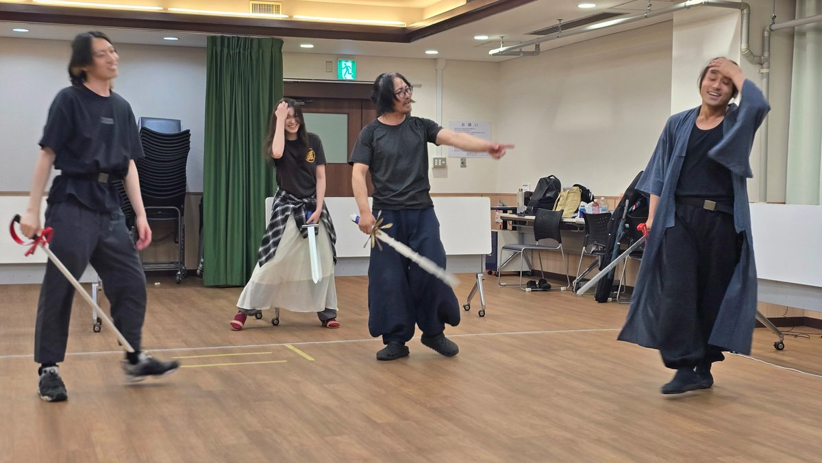 shenron_sake's tweet photo. 【稽古場写真📸】
痺れる迫力で刃を向け合いながら、殺陣の合間に和気藹々
#トナツバ #酒竜神

絶賛チケット販売中🎫
🍺特典付き指定席(選択可)…5,000円
🍺指定席(選択可)…4,000円
https://t.co/kzl6wYmzFQ
※振込みのみ

🍺指定席(選択不可)…3,500円
https://t.co/yuIbLqL2cJ
※当日精算(現金のみ) https://t.co/Sab0QBWNL3