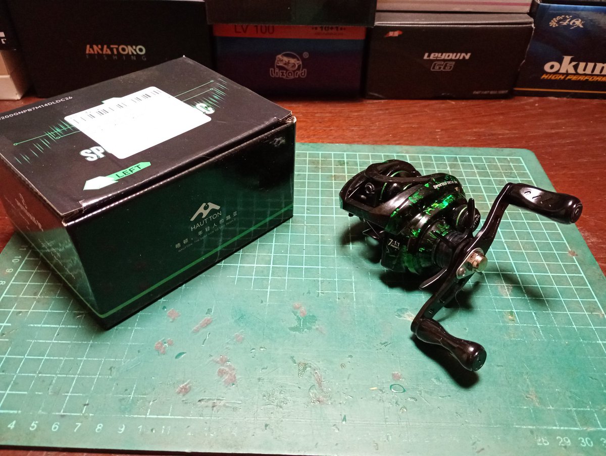 V6PyFAtluhKhMbc's tweet photo. いつぞや届いた物“HAUTTON“SD2-DC“

“地味派手“

golf DCにいらん事をして壊したので同型と思って購入したらまさかの別物ッ‼
…でも結構似てる

スプールが32と小ぶり
BBも小径なので使いやすそう？
そして巻き心地が悪くないです

見た目は好きだけど、違うそうじゃない、そうじゃないんだ‼ https://t.co/XLO0grIKYV