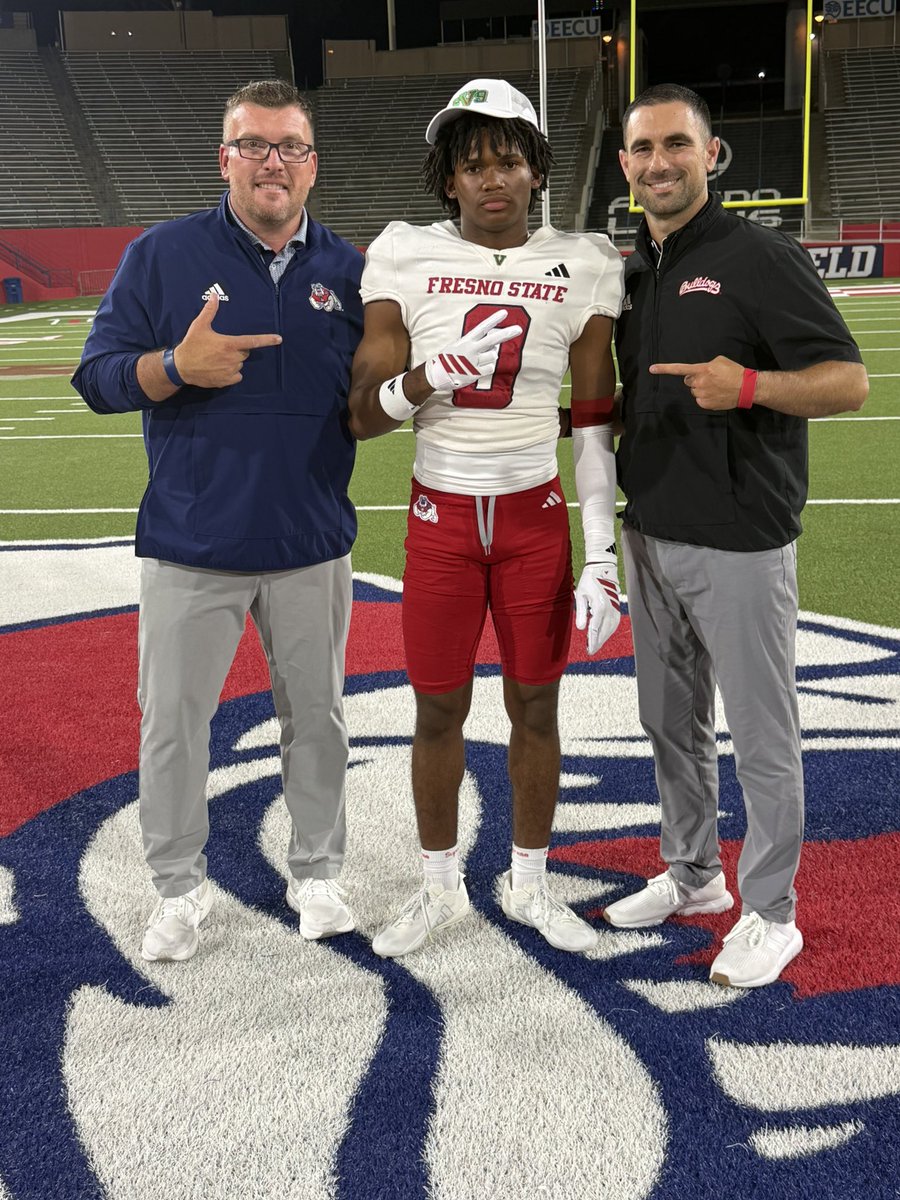 xaviorjones0's tweet photo. Had a great weekend on my OV in my hometown with @FresnoStateFB. Thank you @CoachKHensley @Nodogsdown_JDW @NickBenedetto_ @Jaden_Diamond2 @Coach_Entz ,the rest of the staff, families, and my guys @jordanmalauulu @21_SHarris @bunchieyoung8 for being great host. 

Where’s Home?❤️💙

@BrandonHuffman @GregBiggins @PGregorian @adamgorney @247Sports @Rivals @_CEBengalFball