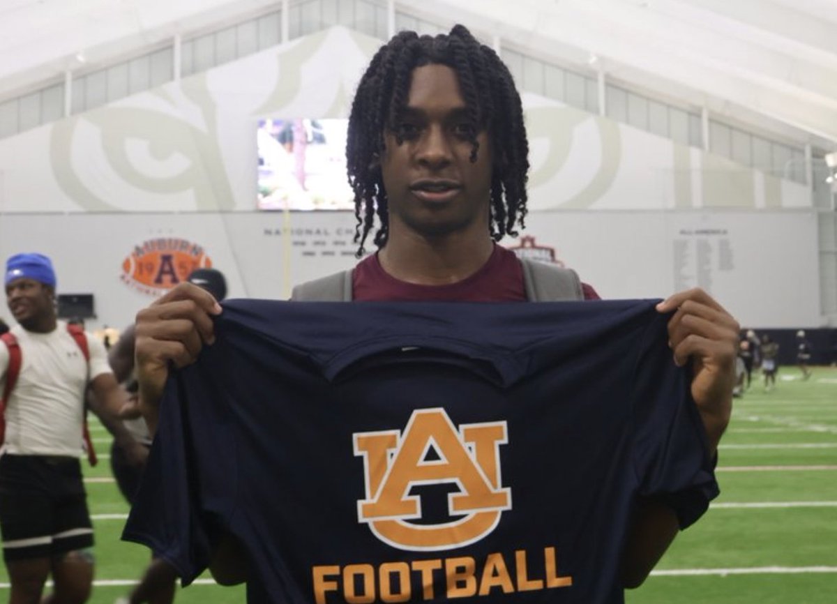sixstarfootball's tweet photo. EVENT COVERAGE | Several Offensive Prospects Raise Their Recruiting Stock at Auburn

📈 Strong performances helped several prospects generate recruiting momentum

🔥Six Star Football takes a closer look at the rising recruits who caught the attention of coaches and evaluators

STORY ▶️ https://t.co/fxsZnLWsoP

@briece11 @CamChildress8 @ac_ashton61939 @CoellDogg @ericlleras2029 @ZionMabry1 @SamNunnerylll @AntonioSimon5 @SpeedTre26863 @thekendar1ous @Jaden_Quenga3 @Tre_Richardson7 @MilesRickles @DimeTimeGabe @WhatleyJahari @ajwiththeshifts | @EliasWilsonDK