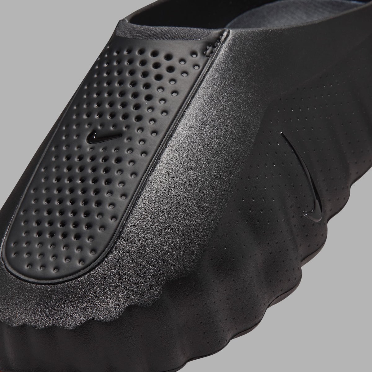 JustFreshKicks's tweet photo. OFFICIAL LOOK: Nike Mind 001 “Triple Black” ⚫️🧠

• July 2026
• $95 https://t.co/1fhCObOJKB