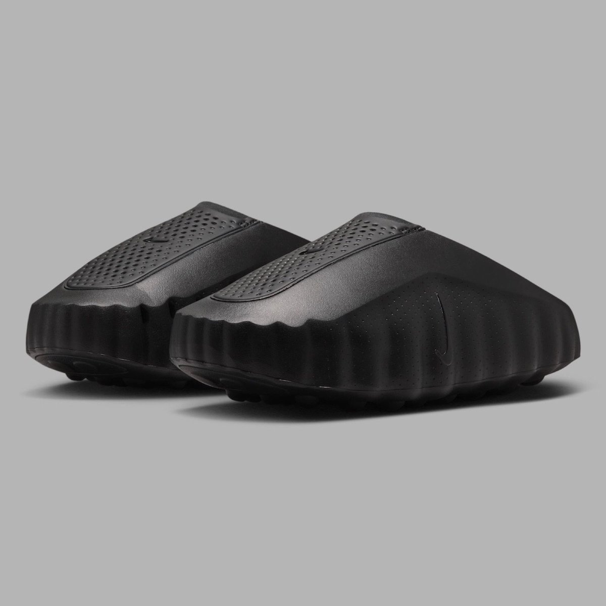 JustFreshKicks's tweet photo. OFFICIAL LOOK: Nike Mind 001 “Triple Black” ⚫️🧠

• July 2026
• $95 https://t.co/1fhCObOJKB