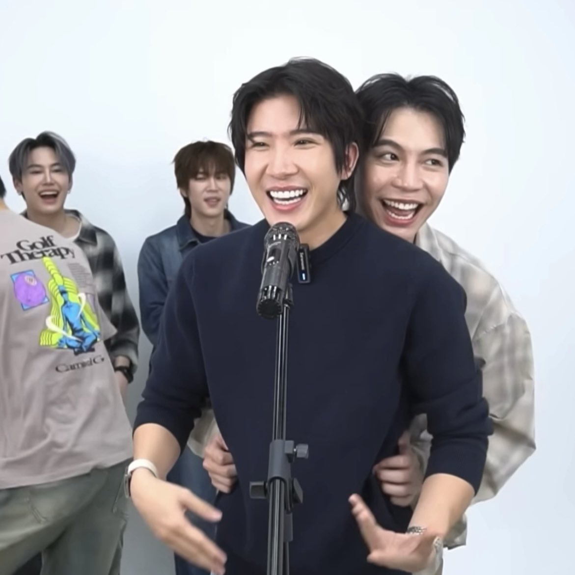 homeisfk's tweet photo. so… this is how they usually do karaoke https://t.co/YfSW1JG4hM