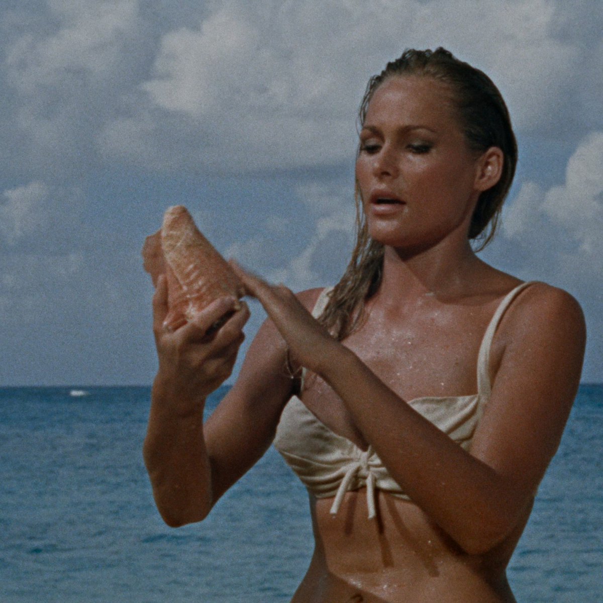 KarolineGosling's tweet photo. This was peak female femininity.

Before feminism turned most women into masculine bridge trolls. https://t.co/i8By11V0JX
