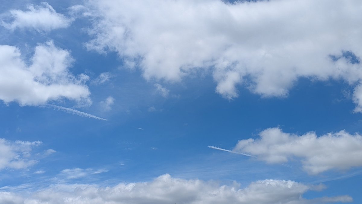justsomeguy2365's tweet photo. Anyone still questioning if these are contrails, when's the last time you flew and the engine took a break mid-flight?

✈️☠️ https://t.co/kPyrdIHCkr