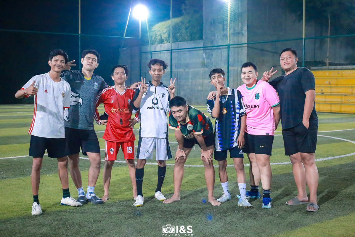 PECELPENYY's tweet photo. sehat seger waras group ⚽️❤️ https://t.co/WgA2mZLL5K