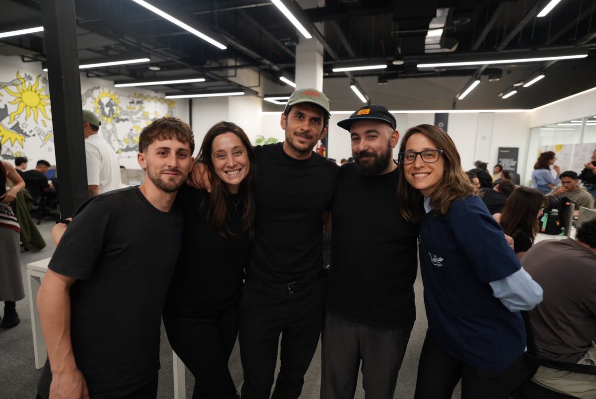 algonzalez90's tweet photo. Pasó la Halketon y no puedo más de felicidad.

El crossover de las dos mejores comunidades: la tech y las ONGs. Esto recién empieza ❤️

Gracias por existir @queridolunesar @paisanos_io @crecimientoar @HeyFardo https://t.co/PS7eqEZNII