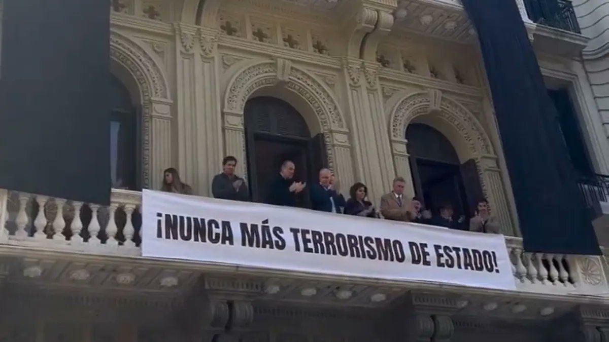 ivan123515821's tweet photo. Hay gente que creía que estos le iban a presentar alguna oposición seria al gobierno.

Ahora vayan a tirarse de cabeza a votar a luisito de nuevo en 2029 https://t.co/9j34JvND9F