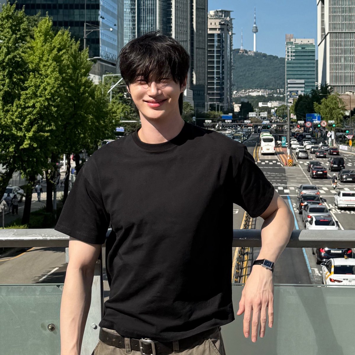 Byeon_1000tong's tweet photo. 검은 기본티 변우석 필승 🫡🖤 https://t.co/ql8XYNcUsI