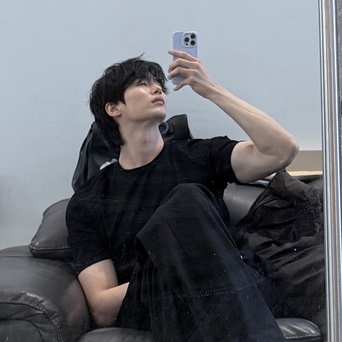 Byeon_1000tong's tweet photo. 검은 기본티 변우석 필승 🫡🖤 https://t.co/ql8XYNcUsI