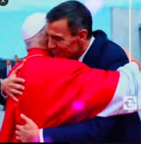Patybooksreader's tweet photo. El Papa solo abrazó a nuestro Pdte. Pedro Sánchez.
Aunque existe un protocolo, esta vez, el Papa se lo saltó y fue un ser humano agradeciendo a otro ser humano por ser un buen ser humano. https://t.co/jJ9jDyytod