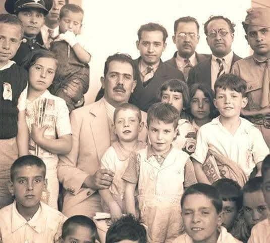 HugoAWellerL's tweet photo. Un día como hoy, Junio 7 pero de 1937 se reciben en Veracruz a poco más de 450 niños españoles en una embarcación de origen francés llamado Mexique.

A estos niños se les conoció como los "niños de la guerra o los niños de Morelia", niños que son embarcados hacia nuestro país por sus padres españoles para ponerlos a salvo de la guerra civil.

Se gestiona que puedan salir porque estaban en campos de concentración, esa es la realidad entonces a través de instancias pertinentes de amigos de México y España se logran hacer gestiones para acoger a los niños aquí en México”, explicó el escritor e historiador Miguel Salvador Rodríguez.

El estallido de la Segunda Guerra Mundial en el continente europeo hizo prácticamente imposible el regreso de los niños a España.

La llegada de los niños españoles forma un capítulo más de los movimientos migratorios de habitantes de otras latitudes a nuestro país.

Con el correr de los años, mucho de ellos adoptaron a México como su segunda patria y se integraron a la vida productiva de nuestro país en diversas actividades académicas, culturales e intelectuales.

El Presidente Lázaro Cárdenas envía un telegrama al Gobierno español diciendo "tengo
el gusto de participarle haber arribado hoy sin novedad a Veracruz los niños españoles que el pueblo recibió con hondas simpatías. La actitud que el pueblo español ha tenido para el de México al confiarle estos niños, correspondiendo así a la iniciativa de las damas mexicanas que ofrecieron a España su modesta colaboración la interpretamos Sr. Presidente Azaña, como fiel manifestación de fraternidad que une a los dos pueblos. El estado toma bajo su cuidado a estos niños rodeándolos de cariño y de instrucción para que mañana sean dignos defensores del ideal de su patria. Salúdolo afectuosamente. Presidente Cárdenas”.

El Presidente español responde :

"Con viva satisfacción leo su telegrama participándome feliz arribo expedición niños españoles que por gentil iniciativa damas mexicanas reciben cariñosa hospitalidad. Tomándolos bajo su protección Estado mexicano continúa actos generosos auxilio y adhesión causa libertad de España que este pueblo agradecido nunca olvidará. Reciba Sr. Presidente con mis votos por la prosperidad de su patria mis saludos afectuosos".

Se les llama también los niños de Morelia porque después de llegar a Veracruz son enviados a la ciudad de México y de allí se les traslada a Morelia donde los reciben en diferentes casas hogar.